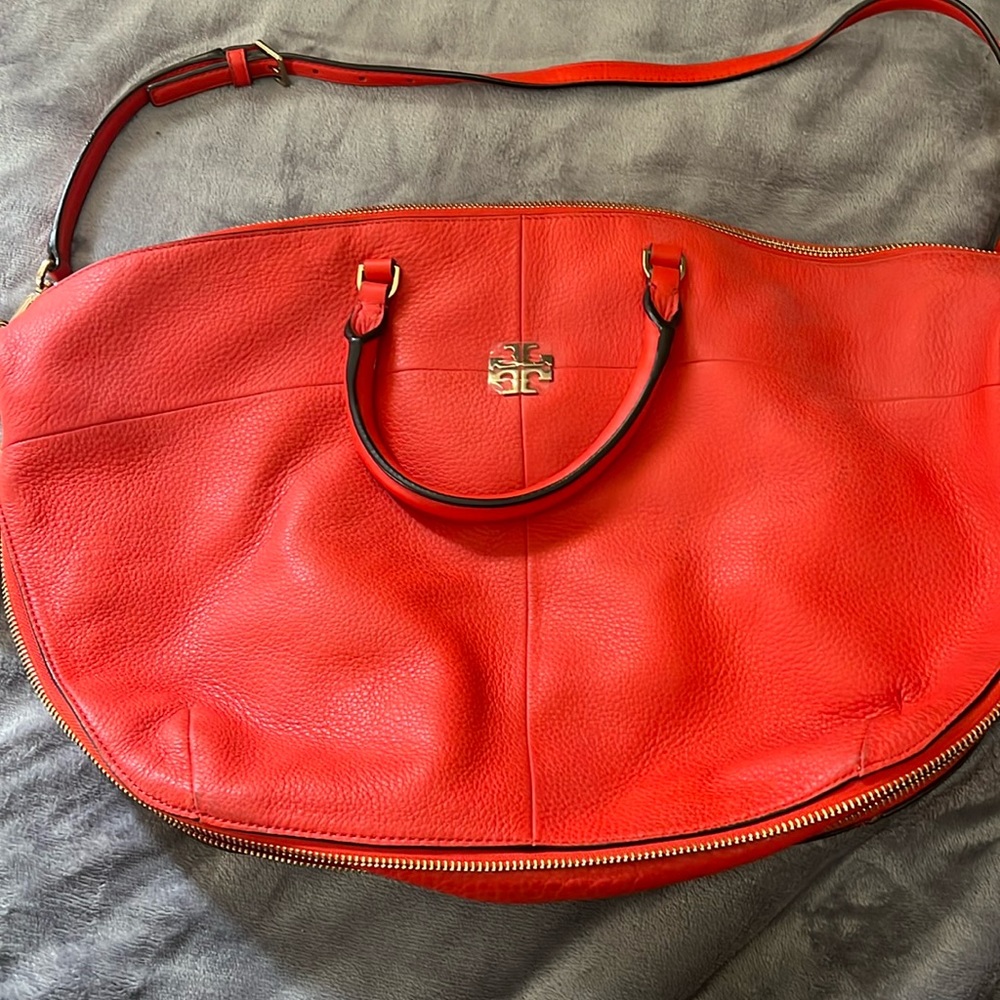 I am selling a new Tory Burch Samba Leather Ivy Shoulder Bag.